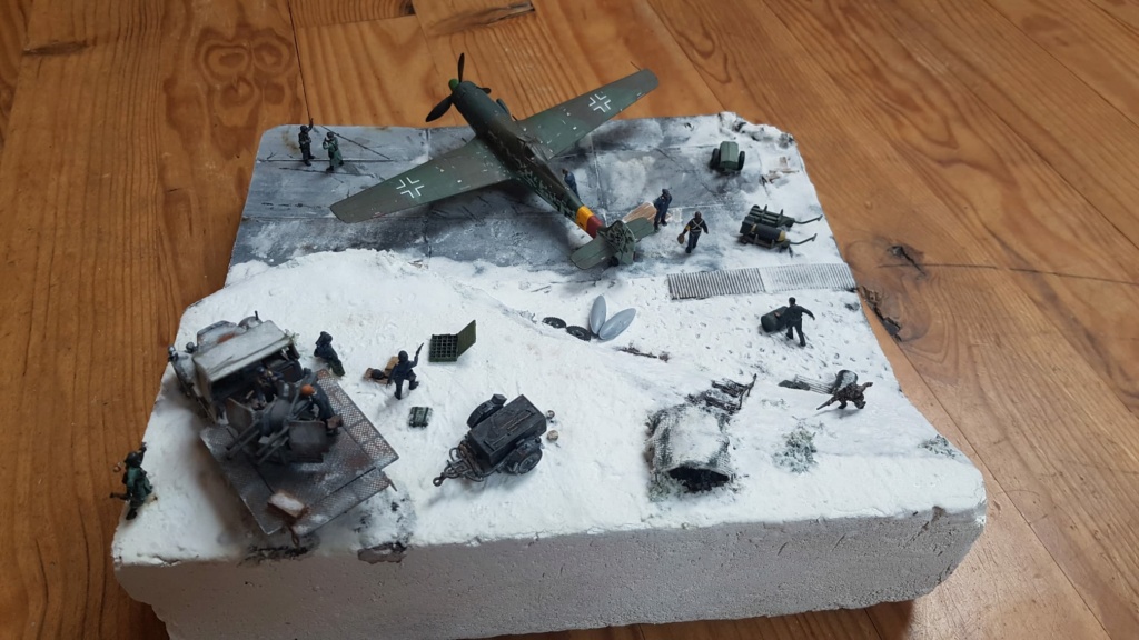 [Revell] [scratch]Ta 152 H sur un aérodrome en février 1945 Tout10