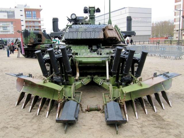 L’AMX 30 B2 DT : CHAR DÉMINEUR 155