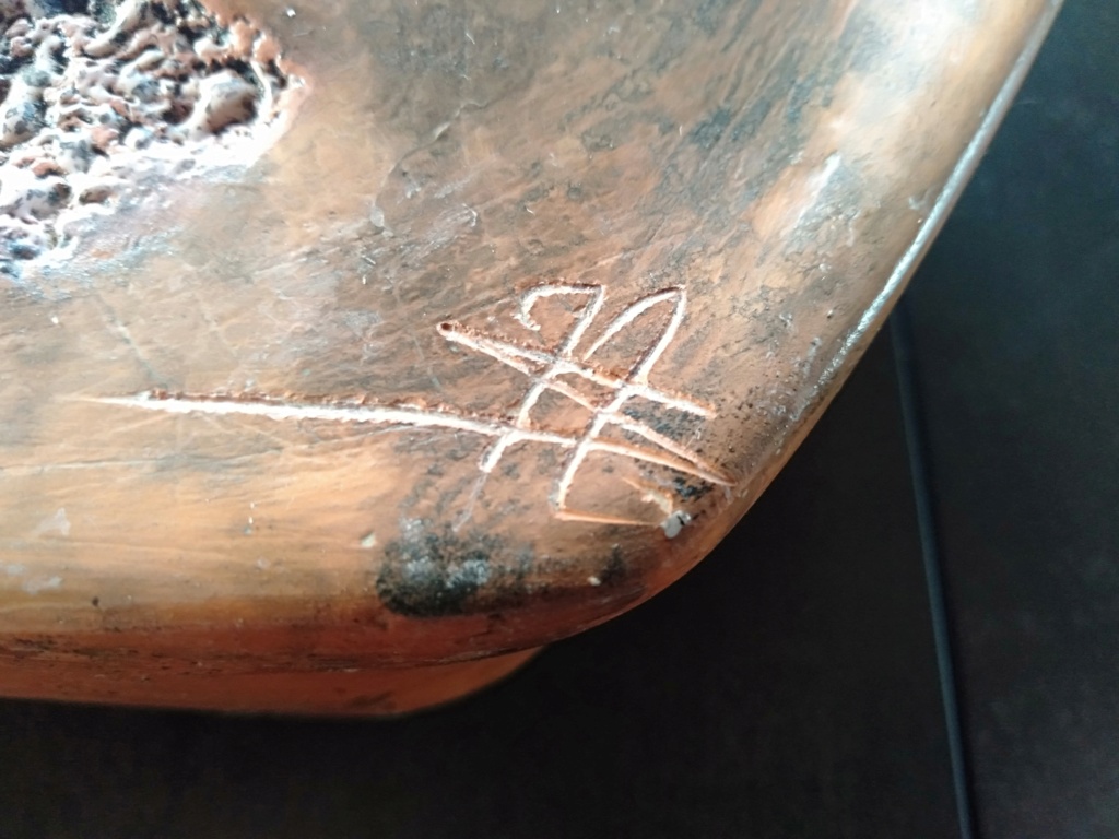 Vase à pants coupés effet pierre monogramme à la base à identifier 511