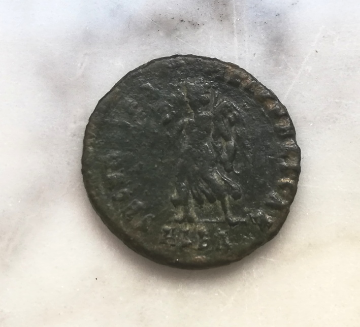 AE3 de Valentiniano I. SECVRITAS - REIPVBLICAE. Victoria avanzando a izq. Alejandría. Img_2029