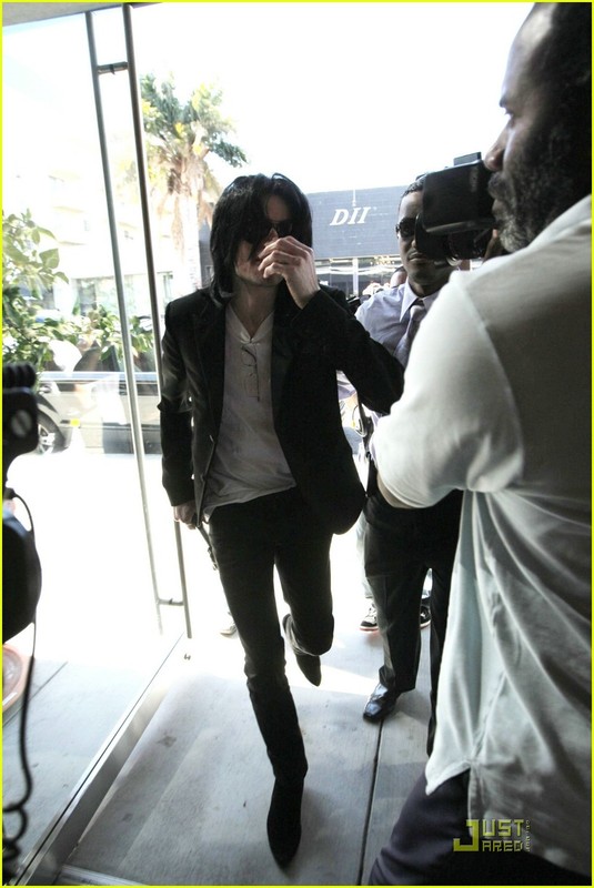 [NOUVELLES PHOTOS & VIDEO] Michael Jackson fait du shopping  Los Angeles! 1010