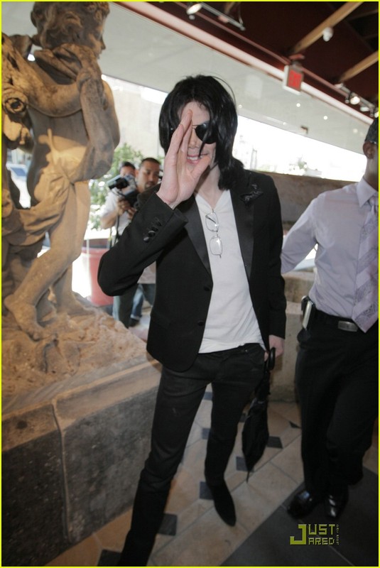 [NOUVELLES PHOTOS & VIDEO] Michael Jackson fait du shopping  Los Angeles! 1310