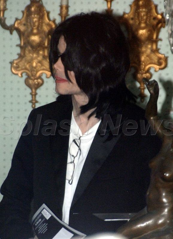 [NOUVELLES PHOTOS & VIDEO] Michael Jackson fait du shopping  Los Angeles! 2310