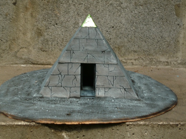 pyramide noir de nagash  et piste d'atterrissage pour ovm P1020721