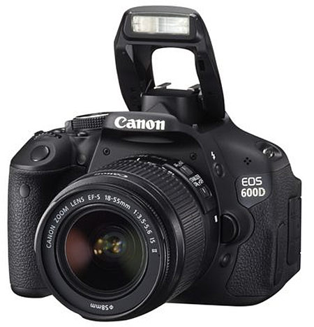 Canon EOS 600D de face avec flash déployé