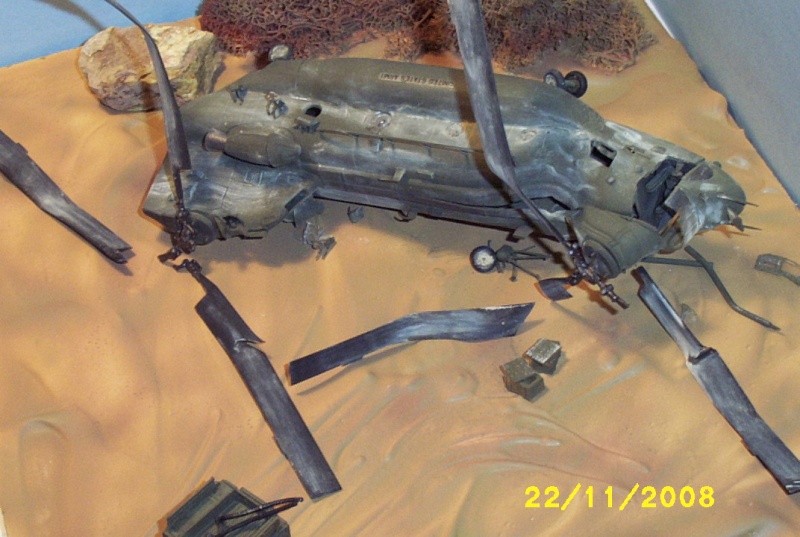 [CONCOURS HELICO] CHINOOK MH-47E (Boeing) , Maquette Revell 1/72 maj du 29/11/08  Diorama refait avec le chinook:  crash de l'appareil - Page 3 Conco148