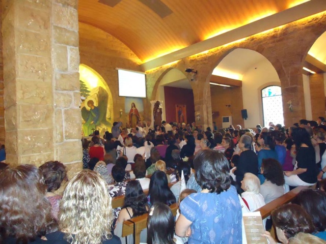  بمشاركة مسيحيي العراق و لبنان  في كنيسة مارتقلا للاستقبال تمثال سيدة الكون والنور مريم العذراء 1_4510