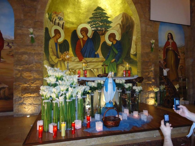  بمشاركة مسيحيي العراق و لبنان  في كنيسة مارتقلا للاستقبال تمثال سيدة الكون والنور مريم العذراء 1_611
