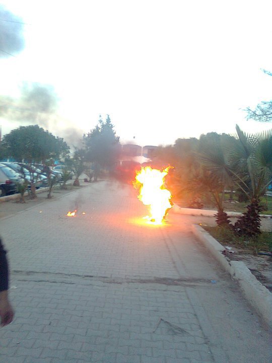 طفل يحرق نفسه....والنار تصور خريطة تونس. Ousu_u10