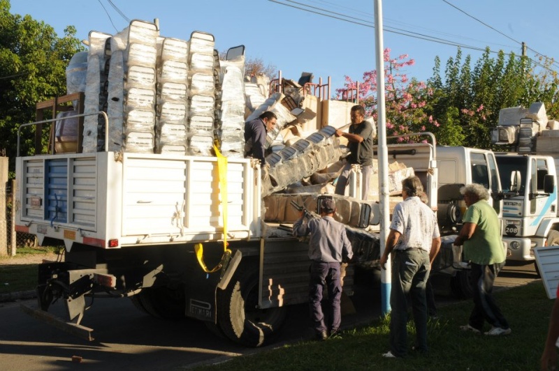 Malvinas Argentinas: mobiliario para nuevos jardines. 00111