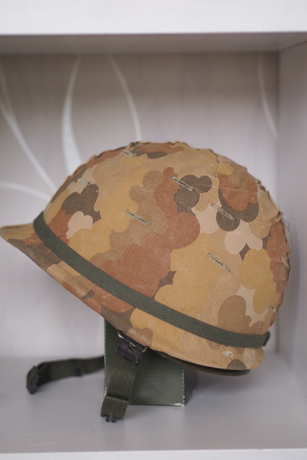Les camouflage band helmet P5042611