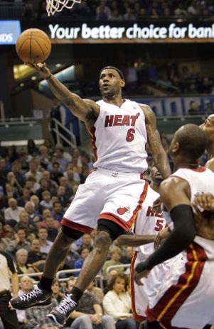 Heat 104, Magic 100; James mete 51 puntos Ijames10