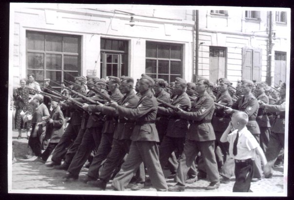 Osttruppen, ROA, Hiwis, les volontaires russes de la Wehrmacht - Page 6 Jaem3k10