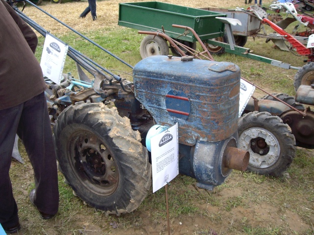 expostion de tracteurs, tronçoneuses, etc,  fête du battage Imgp2814