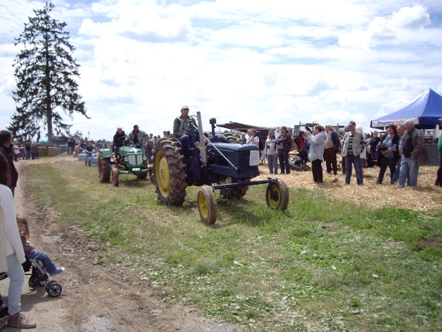 expostion de tracteurs, tronçoneuses, etc,  fête du battage Imgp2847