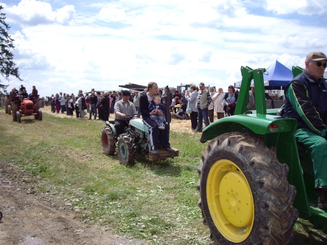 expostion de tracteurs, tronçoneuses, etc,  fête du battage Imgp2852