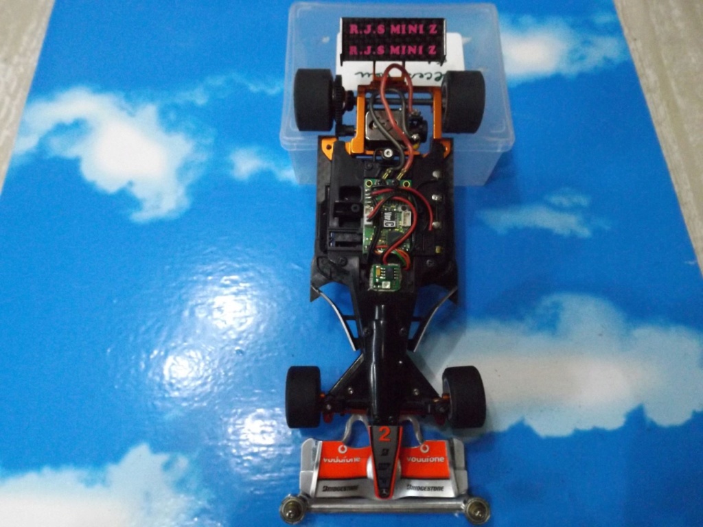 vend une F1 2,4Ghz optionnée pour la compétition et plein de piéces détachées neuves Dscf5445