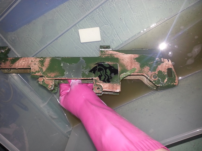 Retirer une peinture facilement sur plastique et métal