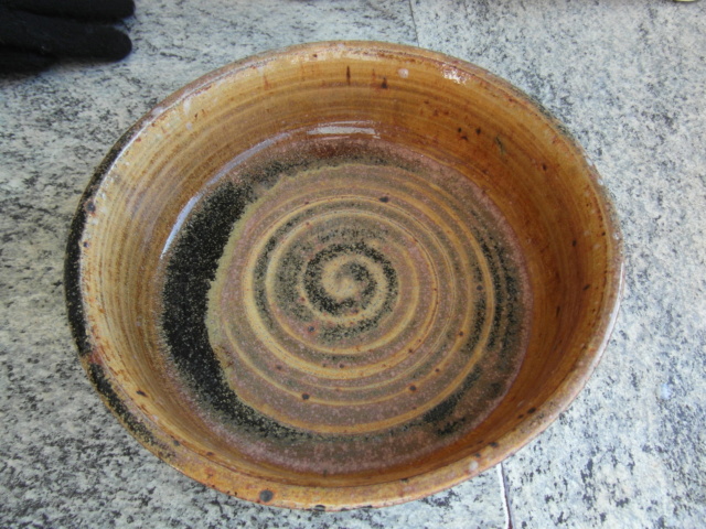 Rabbit mark on old bowl Sam_0712