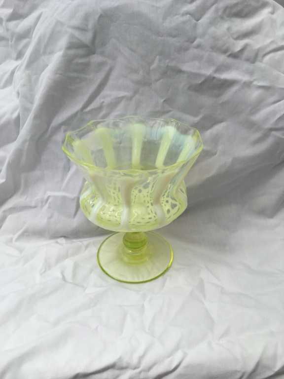 Uranium glass dish……Possibly Davidsons 78394710