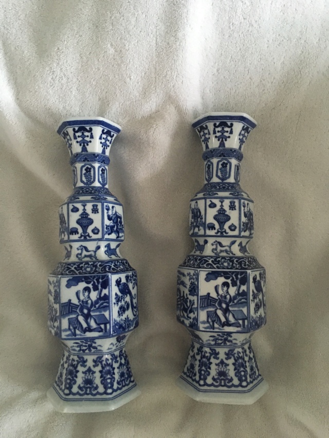 Chinese or European blue & white porcelain vases? B9514910