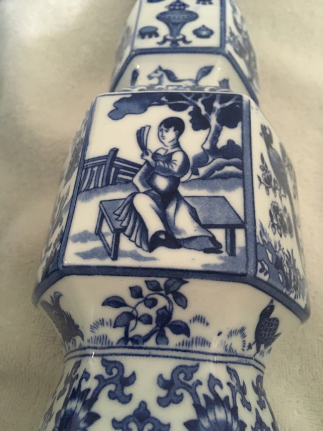 Chinese or European blue & white porcelain vases? E1696310