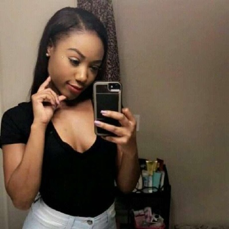 SCAMMER WITH PHOTOS OF CHANELL HEART 1j104