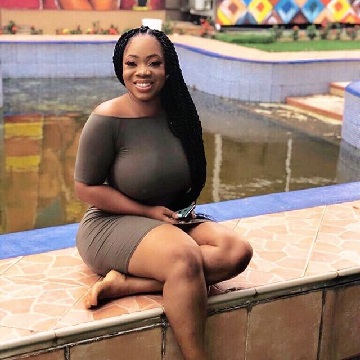 SCAMMER WITH PHOTOS OF MOESHA BUDUONG 432