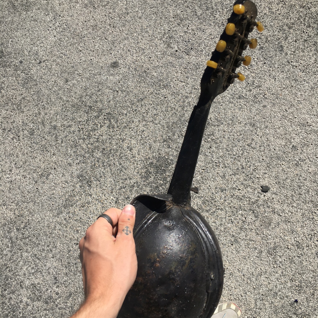 Une mandoline casque adrian F2ee2810