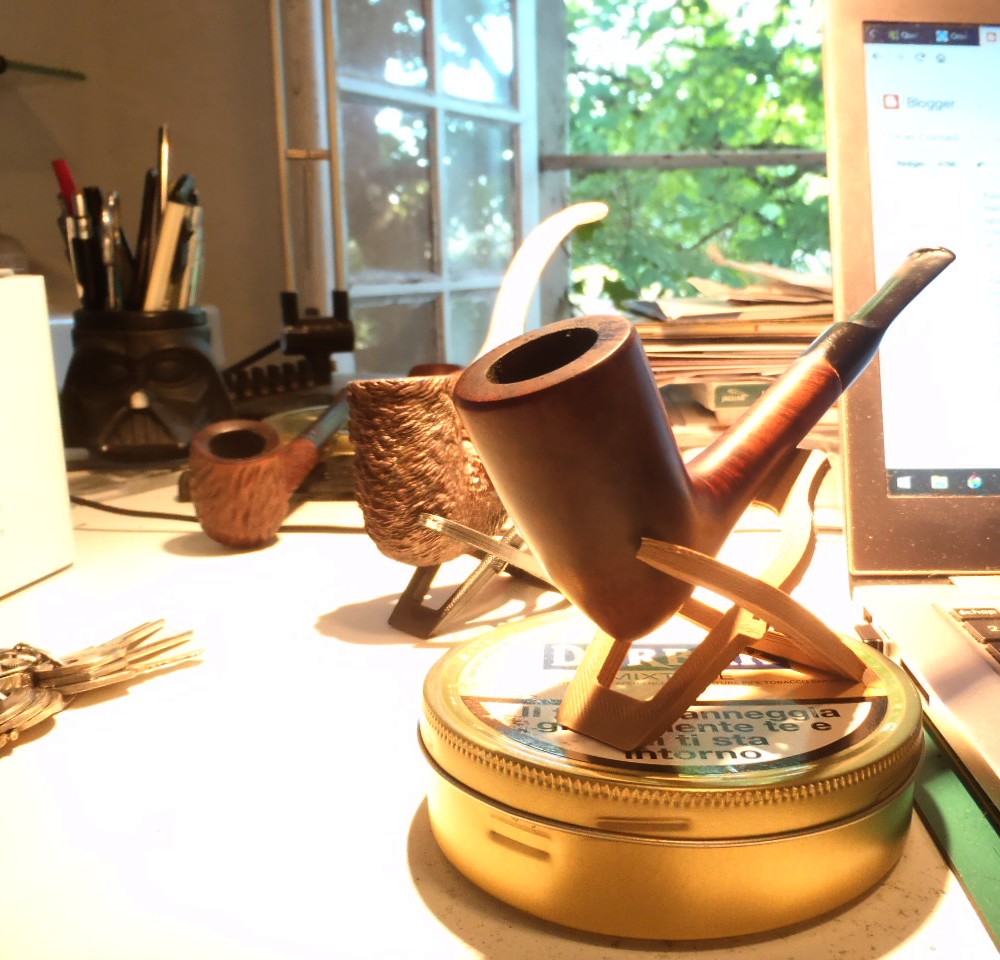 Loterie de Noël, une pipe, une blague à tabac, un briquet,4 supports à pipe et du tabac à gagner Suppor10