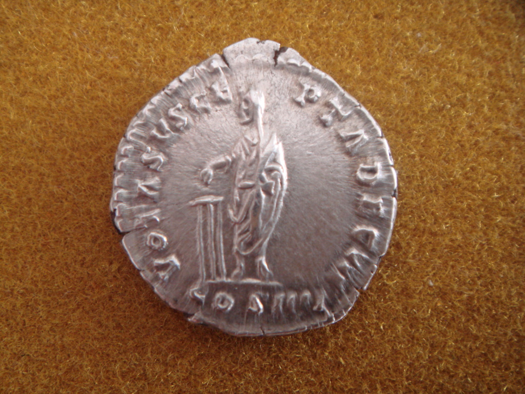 Denario de Antonino Pío. VOTA SVSCEPTA DEC III. Emperador efectuando sacrificio. Roma. Dsc00315