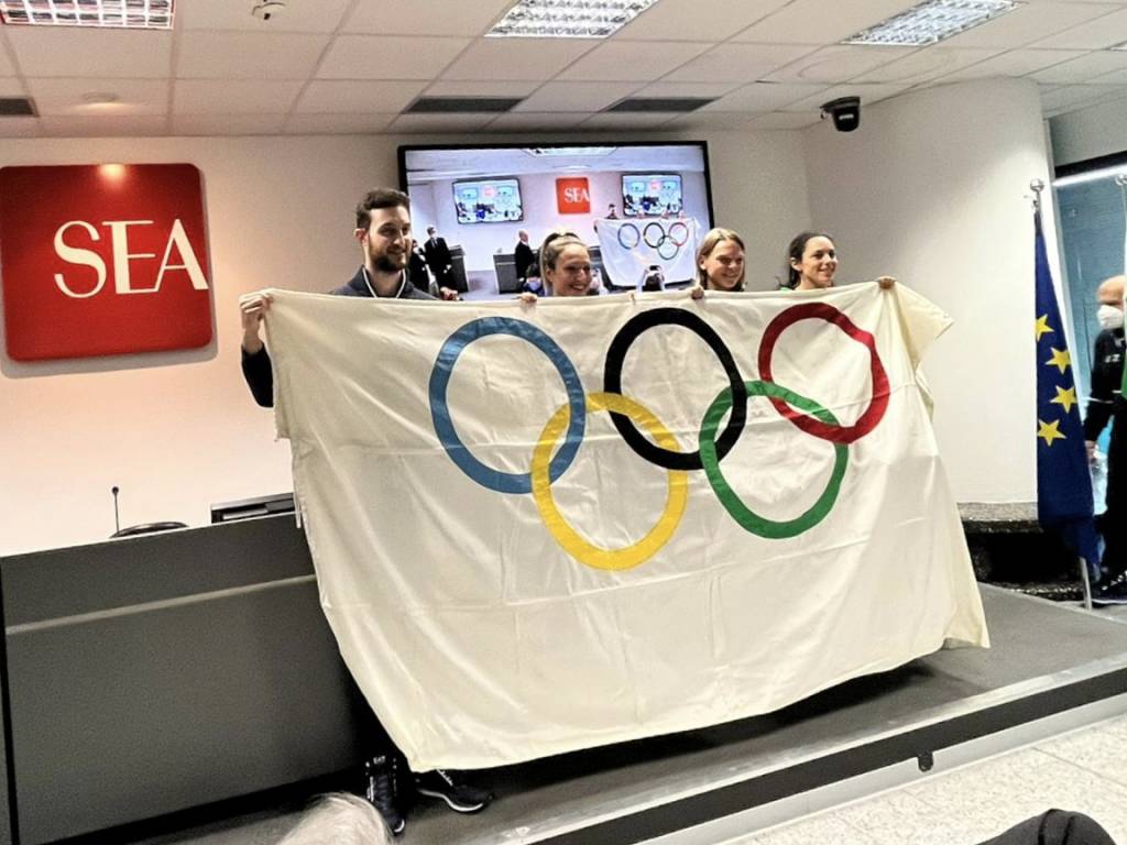 L’arrivo della bandiera olimpica a Milano  5b77cd10