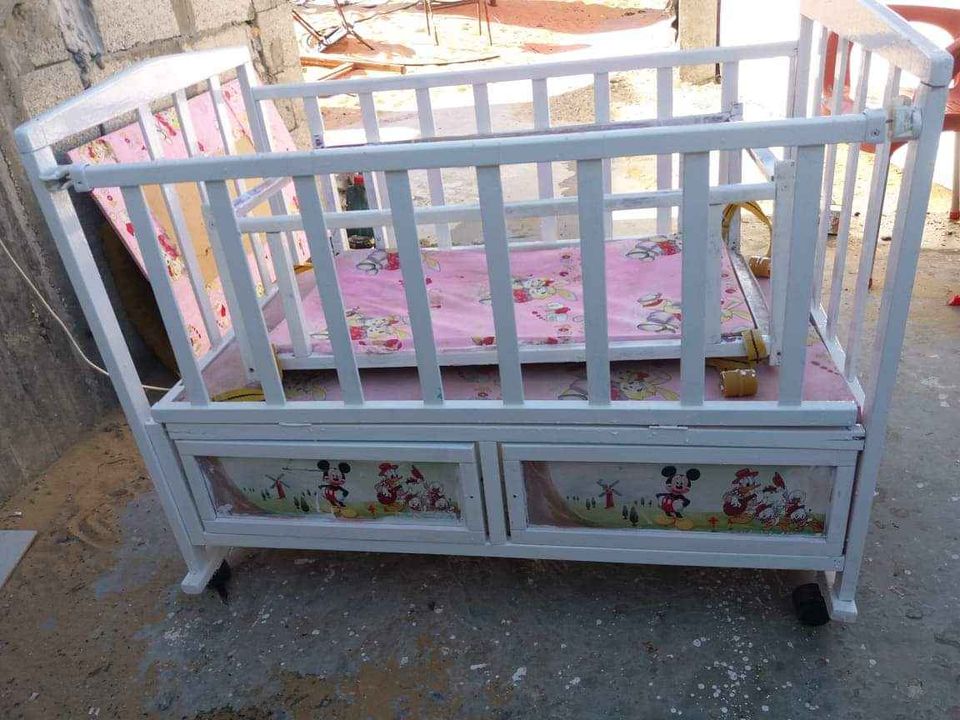 سرير اطفال بحاله ممتازة للبيع ومعاه سرير هزاز رقم الهاتف 0567943497 21644214
