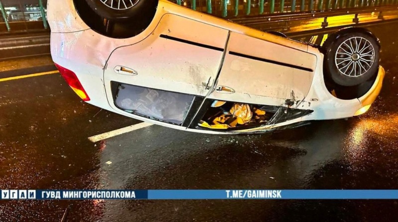 Вчера произошла серьезная авария на МКАД, автомобиль оказался на крыше. Phot1678