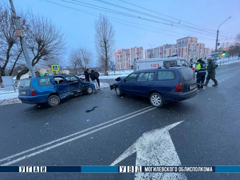 В Могилеве столкнулись два автомобиля. Один человек госпитализирован    Phot2143