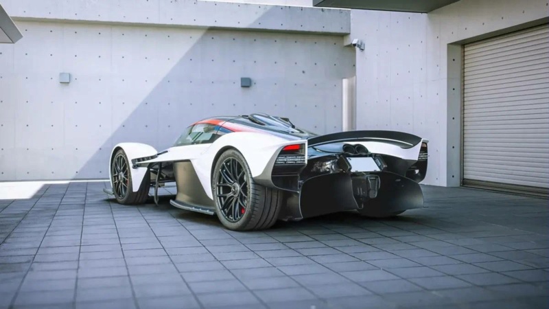 В Дубае на торги выставят один из 150 гиперкаров Aston Martin Valkyrie Phot2280