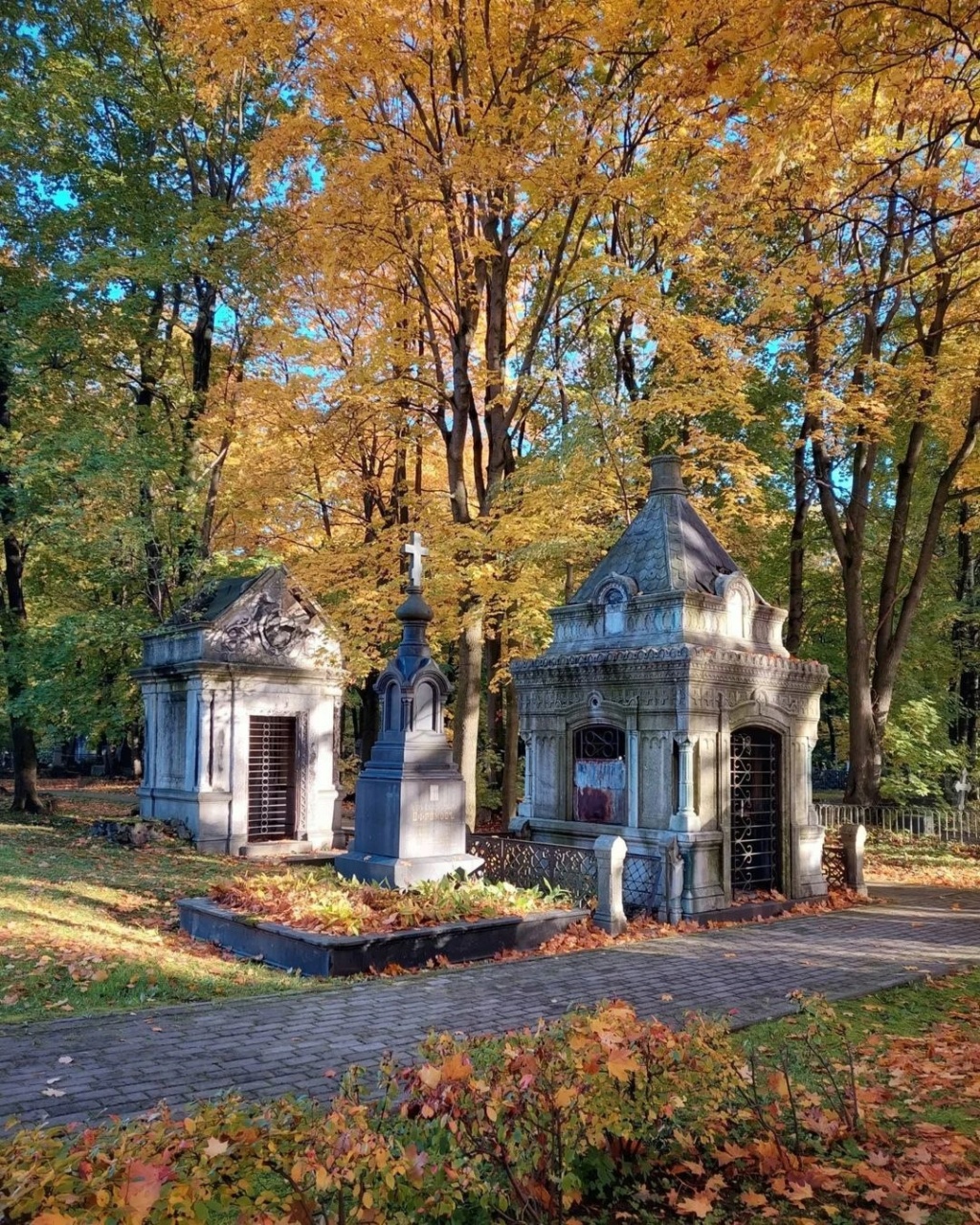 Склепы и красивые статуи на Новодевичьем кладбище  Photo650