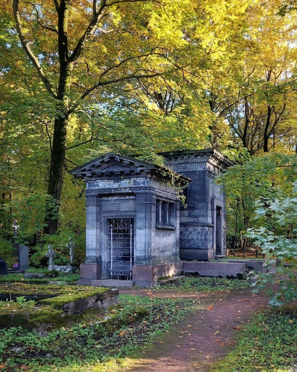 Склепы и красивые статуи на Новодевичьем кладбище  Photo651