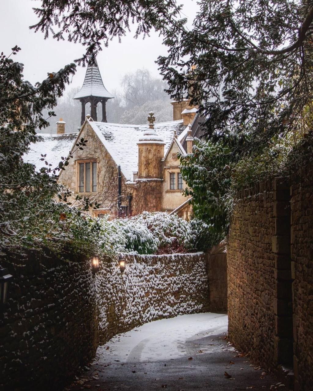 Заколдованная деревня. Касл комб Англия зима. Зимний уютный городок. Деревня Касл комб зимой фото. Humewood Castle в деревне Килтеган.