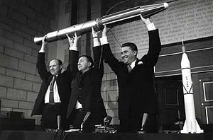 1958. orbita el "Explorer" el primer satélite artificial de Estados Unidos.  310