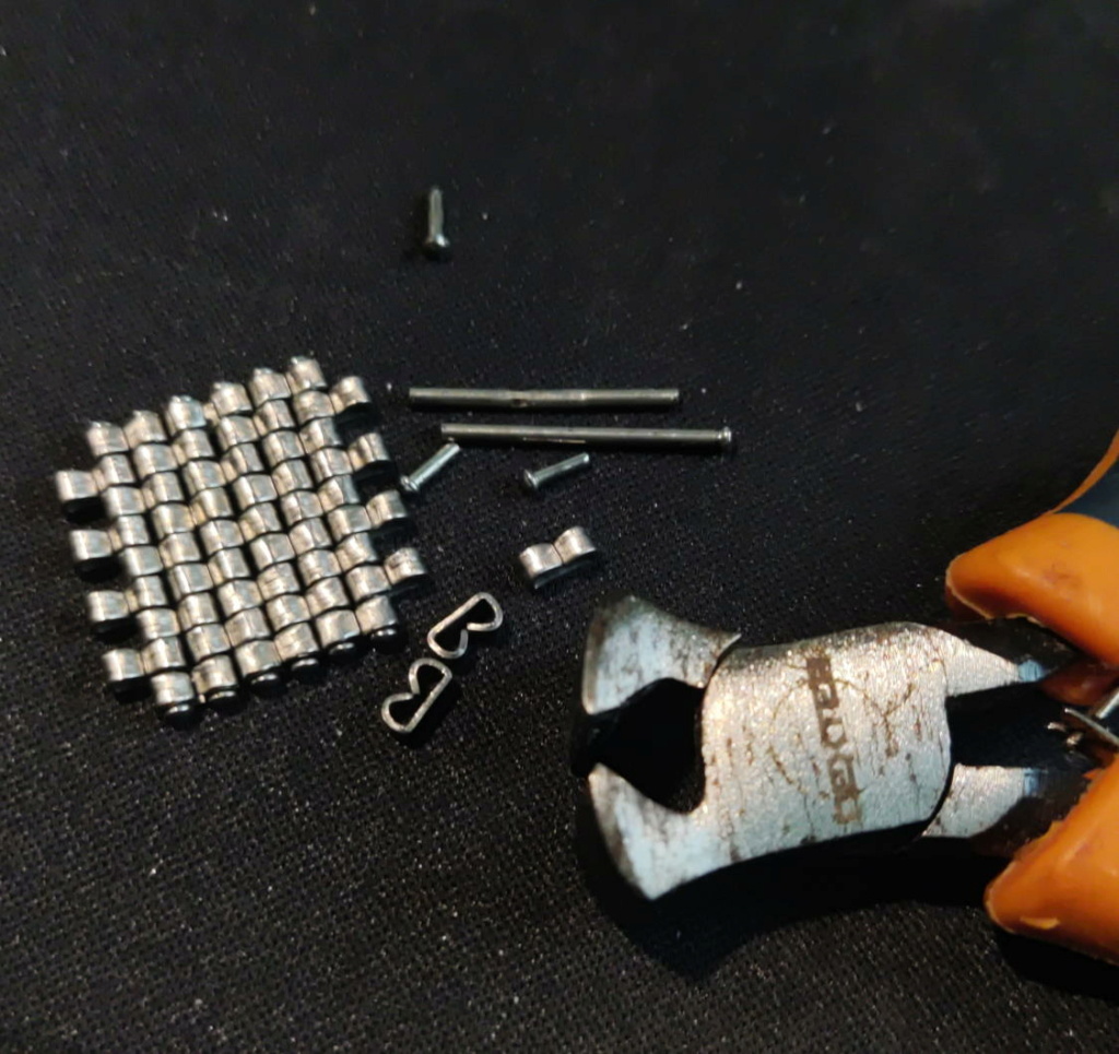 Comment démonter un bracelet métallique avec mailles et rivets ? Rivots10