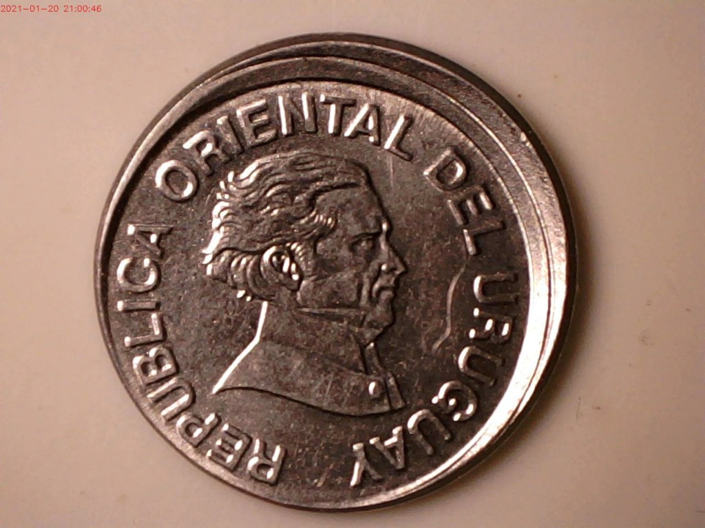 moneda de Uruguay de 20 centesimos acunada fuera de centro 204810