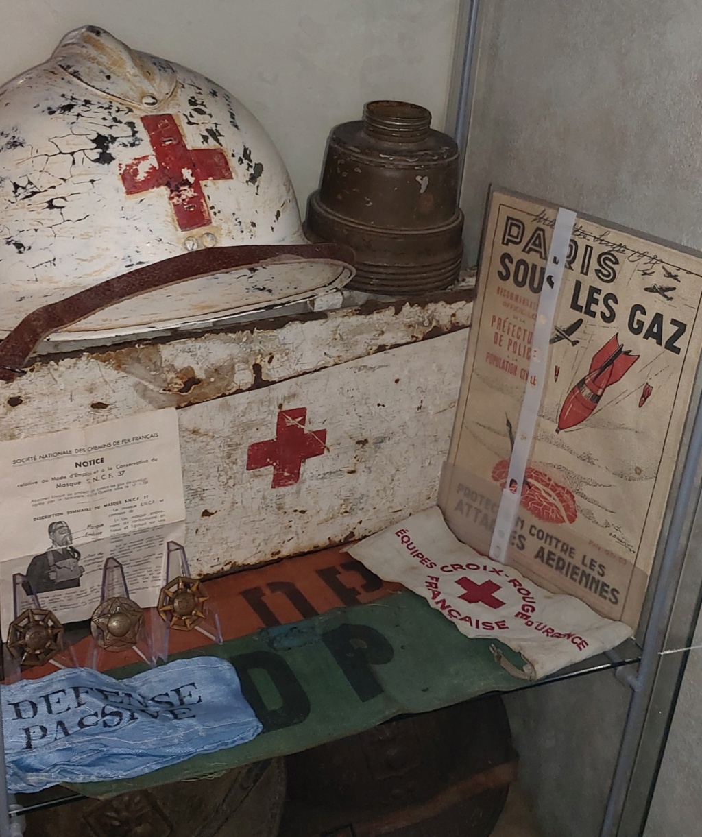 Rentrée casque et caisse croix rouge française  20231122