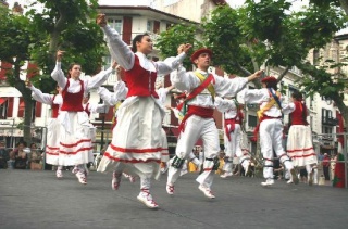 besancon , saint jean de luz et la drome Danses11