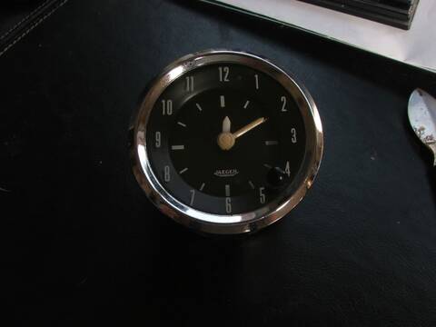 une horloge jaeger de voiture chinée en brocante