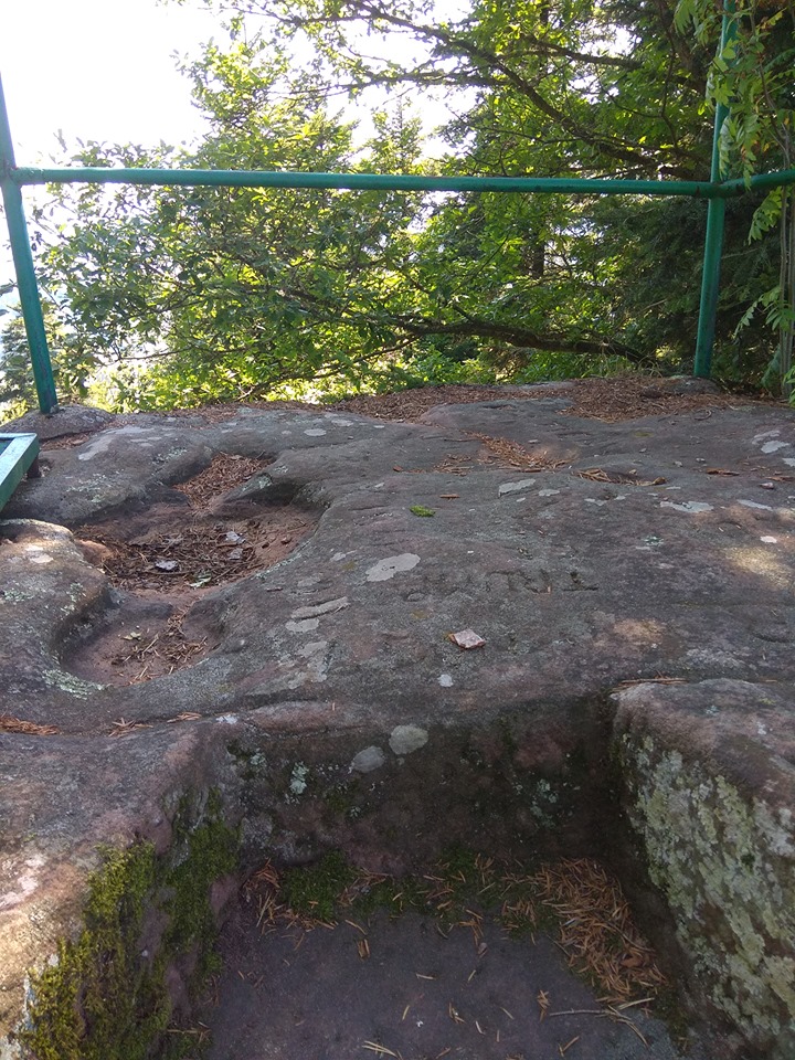 La roche des corbeaux, camp celtique de la Bure. (Vosges) Rocher12