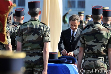 Vannes. Le Président de la République Française Nicolas SARKOZY rend hommage aux soldats du 3e Rima morts. ( Sources Amicale du 3° RIMa / 3° RIC de VANNES) P1082010