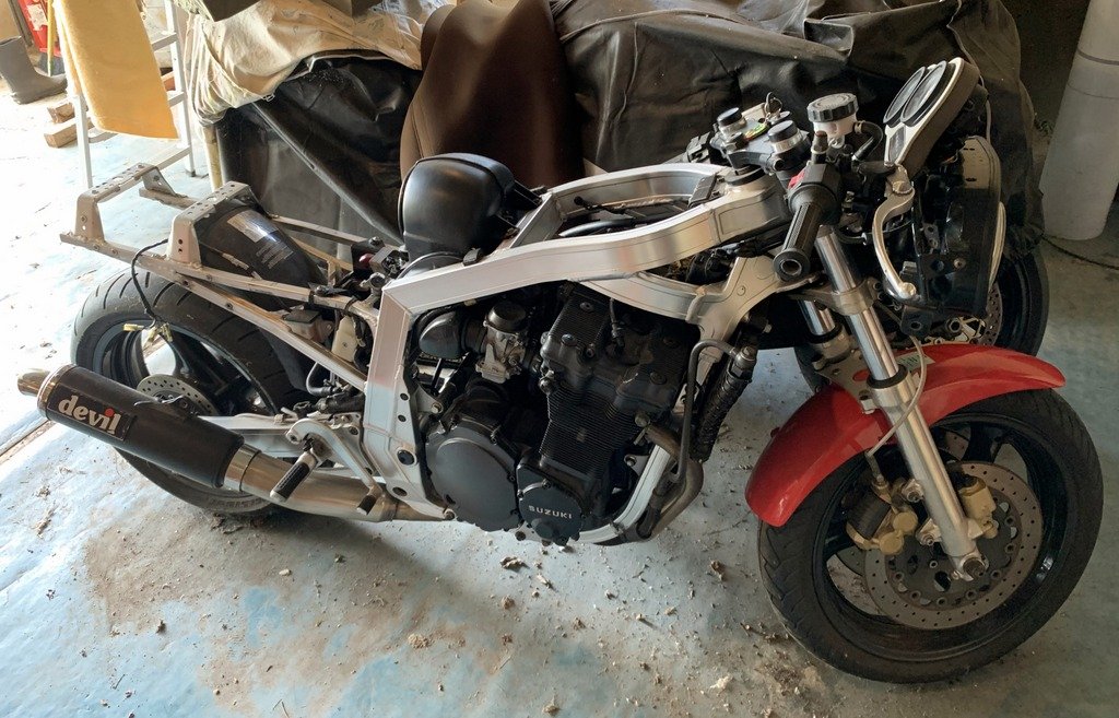 Restauration ou transformation 1100 GSXR 87 Gex210