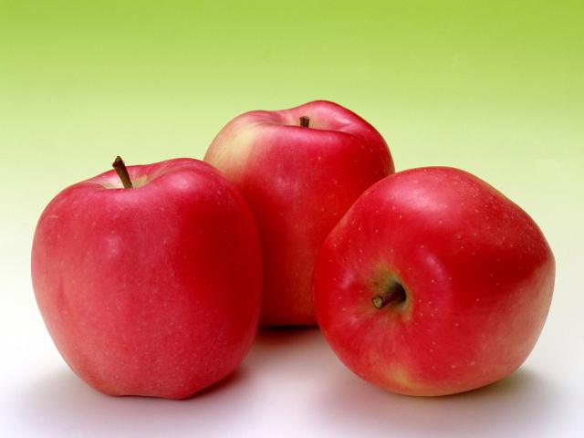 فوائد التفاح   فوائد التفاح  Fruit110