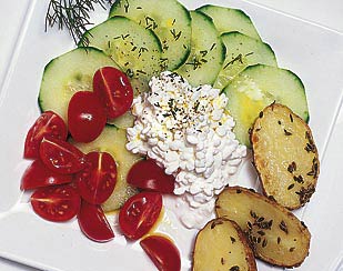 Gurken-Hüttenkäse-Salat mit Ofenkartoffeln Lm200310